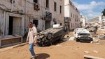 Potret Mobil Jungkir Balik Diterjang Banjir di Libya