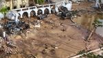 Potret Mobil Jungkir Balik Diterjang Banjir di Libya