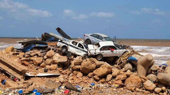 Banjir yang menerjang Libya tidak hanya merusak infrastruktur. Derasnya arus banjir juga menyeret mobil hingga jungkir balik.