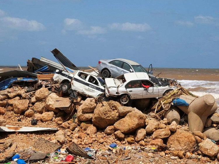 Potret Mobil Jungkir Balik Diterjang Banjir di Libya