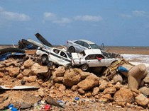 Potret Mobil Jungkir Balik Diterjang Banjir di Libya