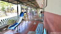 Begini tampak bagian samping TK Gudang Peluru, terdapat sejumlah mainan seperti ayunan, perosotan, dll.  