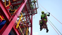 Tim Rescue PT Putra Perkasa Abadi (PPA) beraksi mengevakuasi korban saat berlaga dalam kategori High Angle Rescue ajang Indonesia Fire and Rescue Challenge (IFRC) ke-20 di Site Borneo Indobara Tanah Bumbu, Kalimantan Selatan.