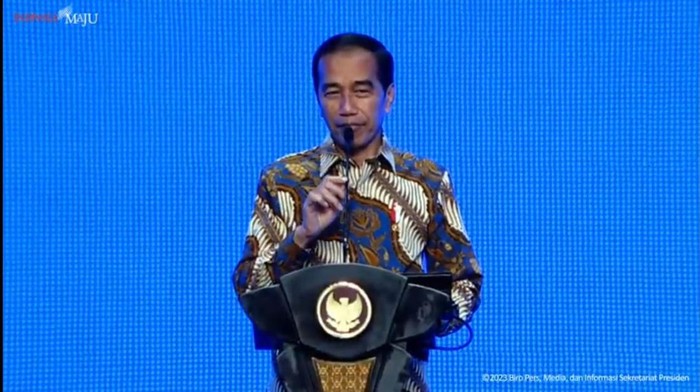 Presiden Jokowi menyinggung backgroun foto Airlangga Hartarto berwarna kuning.