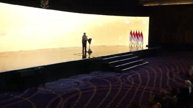 Presiden Jokowi menyinggung backgroun foto Airlangga Hartarto berwarna kuning.
