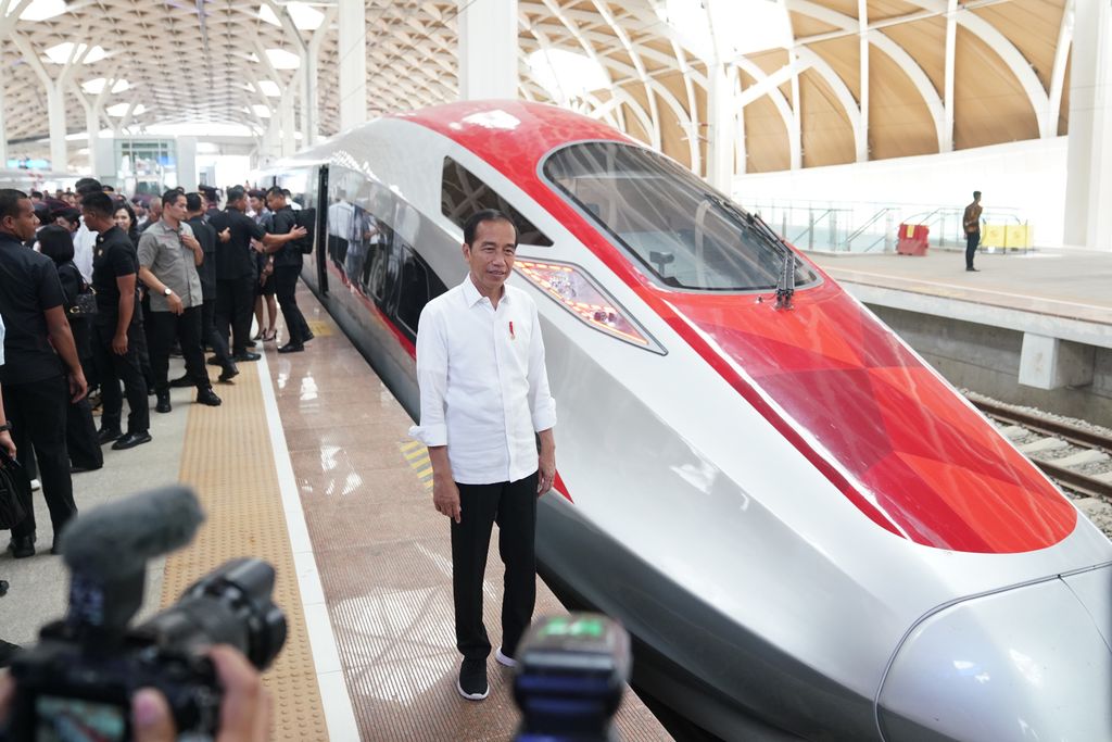 Presiden Jokowi menjajal naik Kereta Cepat Jakarta-Bandung. (Dok. KAI)