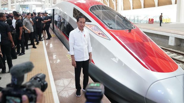 Presiden Jokowi menjajal naik Kereta Cepat Jakarta-Bandung. (Dok. KAI)