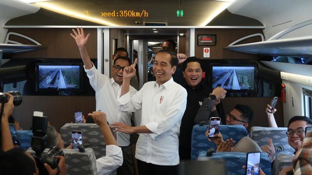 Presiden Jokowi menjajal naik Kereta Cepat Jakarta-Bandung. (Dok. KAI)