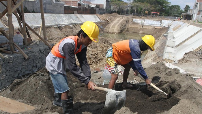 Pekerja menyelesaikan tahapan pekerjaan proyek pembangunan embung atau bozem di Tunggulwulung, Malang, Jawa Timur, Rabu (13/9/2023). Proyek pembangunan embung seluas 2.310 meter persegi dengan kedalaman 6,5 meter tersebut menggunakan Anggaran Pendapatan Belanja Daerah (APBD) sebesar Rp3,3 miliar dan ditargetkan rampung pada November 2023 guna menampung luapan air di kawasan rawan banjir sekaligus menumbuhkan potensi wisata desa. ANTARA FOTO/Ari Bowo Sucipto/nym.