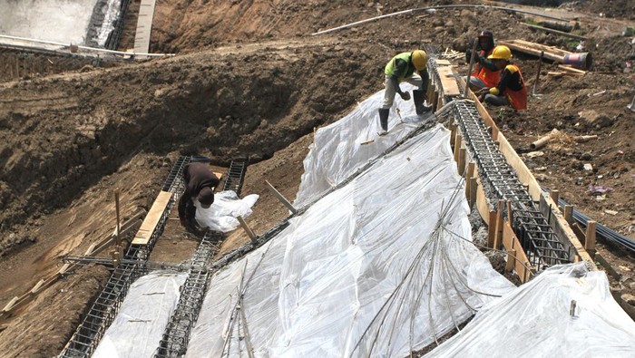 Proyek pembangunan embung di Malang Pekerja menyelesaikan tahapan pekerjaan proyek pembangunan embung atau bozem di Tunggulwulung, Malang, Jawa Timur, Rabu (13/9/2023). Proyek pembangunan embung seluas 2.310 meter persegi dengan kedalaman 6,5 meter tersebut menggunakan Anggaran Pendapatan Belanja Daerah (APBD) sebesar Rp3,3 miliar dan ditargetkan rampung pada November 2023 guna menampung luapan air di kawasan rawan banjir sekaligus menumbuhkan potensi wisata desa. ANTARA FOTO/Ari Bowo Sucipto/nym.