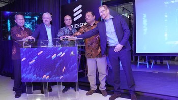 (Ki-ka) Direktur Standardisasi Direktorat Jenderal Sumber Daya dan Perangkat Pos dan Informatika Kominfo Mulyadi, President of Ericsson Indonesia Jerry Soper, Kepala PIDI 4.0 Arnes Lukman, Ketua MASTEL dan Staf Khusus Kominfo Sarwoto Atmosutarno, dan Trade Commissioner & Country Manager Indonesia of The Swedish Trade & Invest Council Erik Odar meresmikan 5G Innovation Center Ericsson di kantor PIDI 4.0. 5G Innovtion Center diharapkan dapat berguna bagi para industri memberikan kontribusi kepada perekonomian Indonesia dan mewujudkan agenda pemerintah dalam merealisasikan Making Indonesia 4.0.