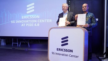 (Ki-ka) President of Ericsson Indonesia Jerry Soper dan Kepala Pusat Industri Digital 4.0 (PIDI 4.0) Arnes Lukman saat menandatangani perjanjian kerja sama (PKS) antara Ericsson Indonesia dan PIDI 4.0. Ericsson 5G Innovation Center merupakan salah satu bentuk dukungan Ericsson terhadap inisiatif PIDI 4.0  untuk mencapai tujuan yang sama, yaitu mengantarkan Indonesia menuju era Industri 4.0. 