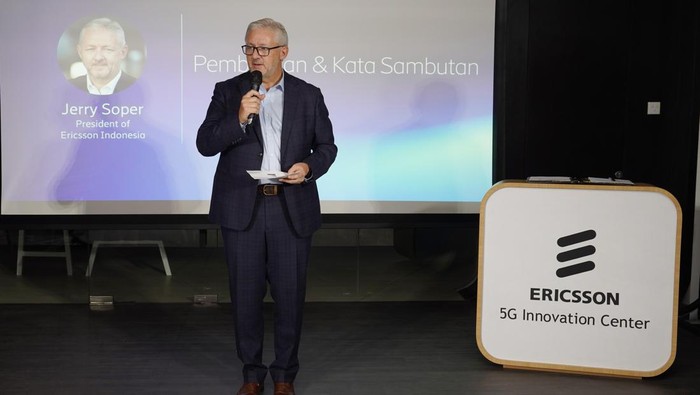 President of Ericsson Indonesia Jerry Soper memberikan kata sambutan pada acara peresmian Ericsson 5G Innovation Center di PIDI 4.0, Jakarta (13/9). Dalam sambutannya, Jerry Soper menyampaikan bahwa peresmian Ericsson 5G Innovation Center adalah wujud komitmen Ericsson mendukung percepatan transformasi digital di Indonesia.