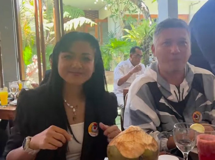 Raffi Ahmad makan siang bareng dengan Jokowi.