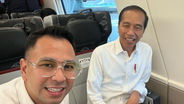 Raffi Ahmad saat mencoba kereta cepat dengan Jokowi.