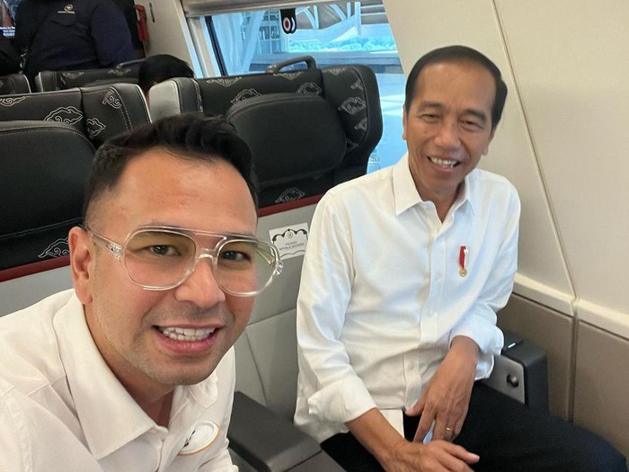 Raffi Ahmad saat mencoba kereta cepat dengan Jokowi.