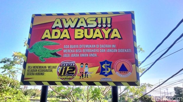 Rambu peringatan tentang keberadaan buaya di bantaran Sungai Nginden Surabaya.