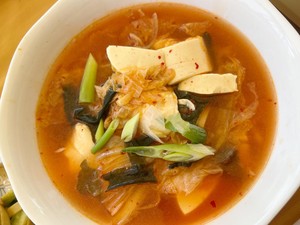 Resep Sup Tahu Kimchi yang Pedas Segar untuk Penghangat Badan