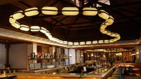 Salah satu highlight dari tampilan Toscana yang baru adalah kehadiran bar di tengah ruangan. Di atasnya tergantung instalasi lampu nan cantik. Foto: Toscana