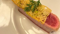 Untuk pembuka, Toscana punya Tonno Bellavista. Hidangan ini memakai ikan tuna yang di-confit semalaman. Di atasnya diberi puree alpukat dan stem capers.
