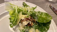 Penyuka salad bisa mencicipi Cesare. Salad ini memakai selada baby Romaine segar yang dipadukan ayam panggang, anchovies, dan parutan keju Grana Padano.