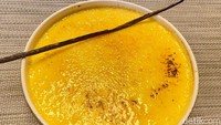 Sebagai penutup, kamu bisa mencoba Cream Catalana yang merupakan puding vanilla creamy. Di atasnya ada lapisan gula karamel dan vanilla pods.
