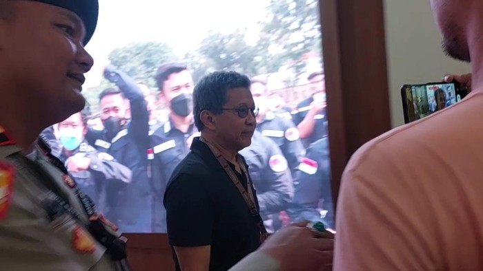 Rocky Gerung dikawal polisi saat tiba di Bareskrim pada Rabu (13/9)-(Rumondang/detikcom)