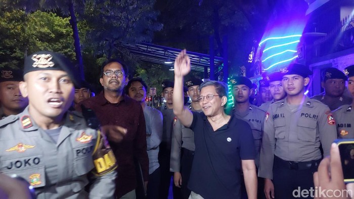 Rocky Gerung selesai menjalani pemeriksaan lanjutan di Bareskrim Polri. Selepas pemeriksaan Rocky disambut simpatisannya di depan gerbang masuk Mabes Polri. (Rumondang N/detikcom)