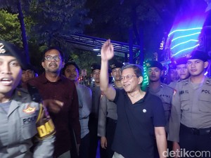 Rocky Gerung Disambut Pendukungnya Usai 9 Jam Diperiksa Bareskrim