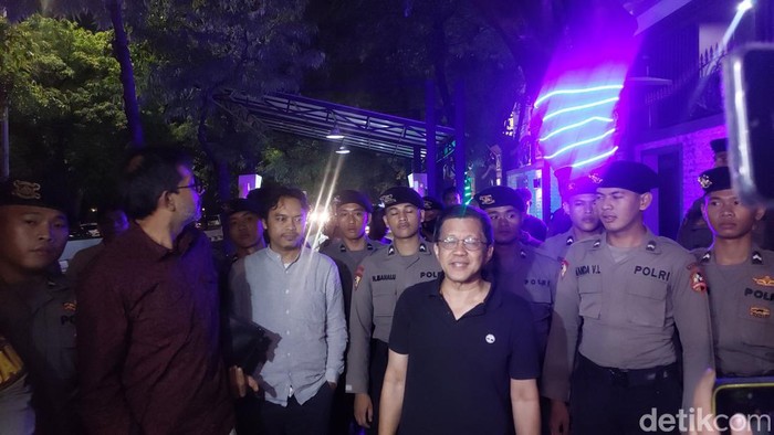 Rocky Gerung selesai menjalani pemeriksaan lanjutan di Bareskrim Polri. Selepas pemeriksaan Rocky disambut simpatisannya di depan gerbang masuk Mabes Polri. (Rumondang N/detikcom)
