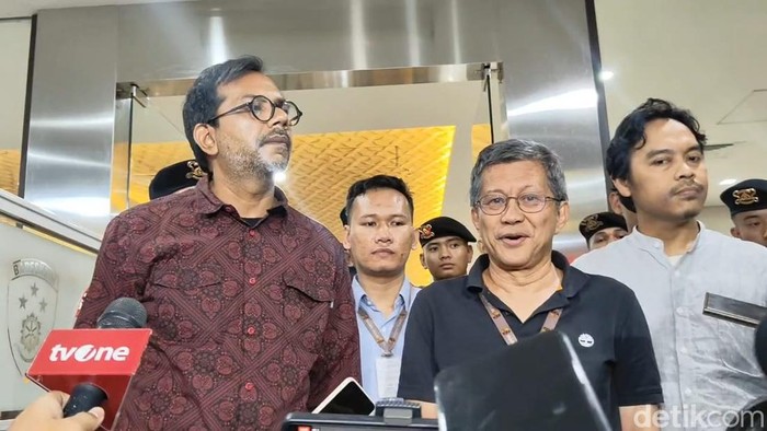 Rocky Gerung tak ambil pusing soal aksi pelabrakan yang dilakukan oleh Bacaleg PDIP Cianjur Noviana Kurniati di depan Kompleks Mabes Polri beberapa waktu lalu. (Rumondang N/detikcom)