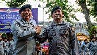 Laksdya Irvansyah dan Laksdya (Purn) Aan Kurnia berpose salam komando.