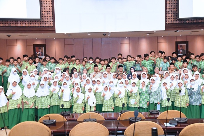 Sebanyak 130 siswa SD Islam Al Azhar 10 Serang mengunjungi Gedung Nusantara V, Kompleks Parlemen, Senayan, Jakarta. Kedatangan mereka disambut oleh Wakil Ketua MPR RI Yandri Susanto bersama istrinya, Ratu Rachmatu Zakiyah.