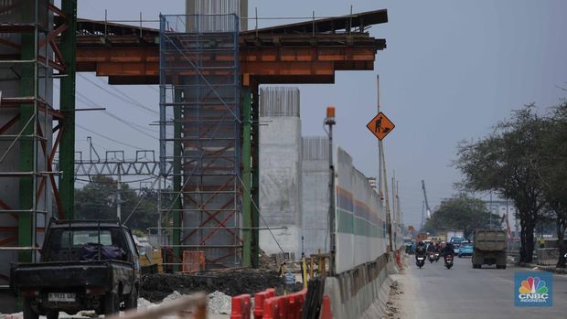 Sejumlah pekerja menyelesaikan proyek pembangunan jalan tol Harbour Road II di kawasan Ancol, Jakarta, Rabu (13/9/2023). (CNBC Indonesia/Tri Susilo)