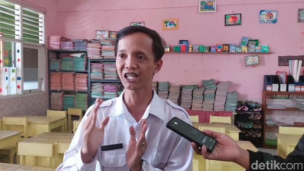 Sempat dituding bocorkan praktik pungli hingga dipecat Kepsek, Guru honorer SD Negeri Cibereum 1 Kota Bogor, Reza Ernanda, akhirnya kembali mengajar. (M Sholihin/detikcom)