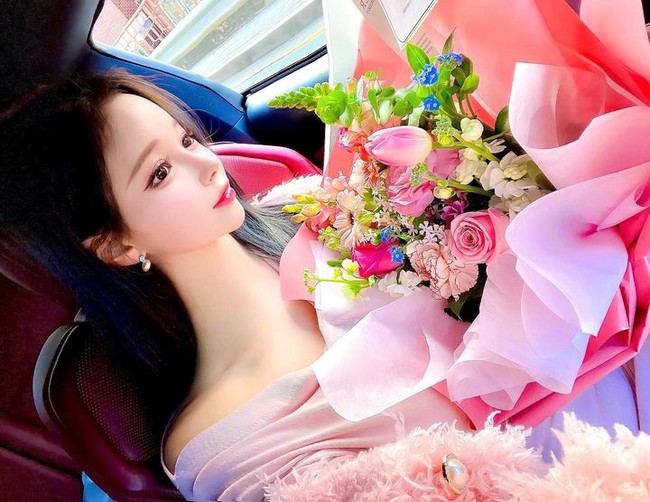 Wajah Seo Yoo A yang disebut bak boneka memiliki fitur sempurna sesuai standar kecantikan Korea Selatan. Ia punya mata besar, hidung mancung, bibir tebal, dan makeup yang sempurna. Ia pun tampak bak para idola KPop. Foto: Instagram @see_yoo_a