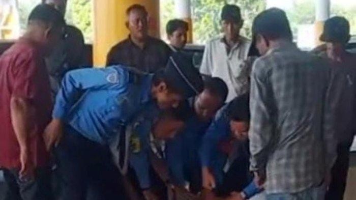 Seorang pria diamankan petugas karena membuat keributan di Bandara Sultan Thaha