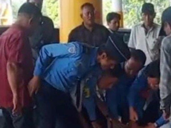 Seorang pria diamankan petugas karena membuat keributan di Bandara Sultan Thaha