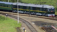Karena berlapis anti-peluru, kereta ini pun berjalan lambat dengan rata-rata kecepatan 60 km per jam.