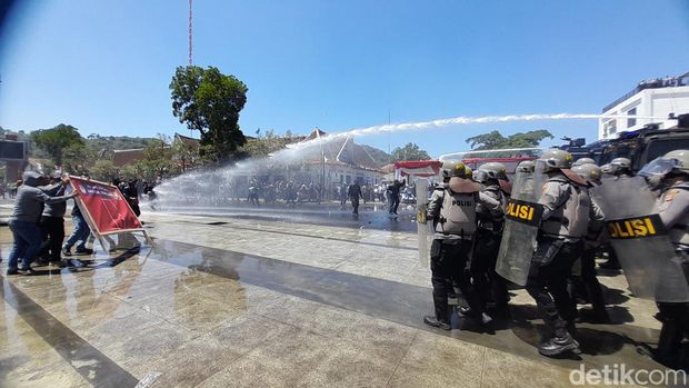 Simulasi Pengamanan Kerusuhan Pemilu 2024 di Sumedang