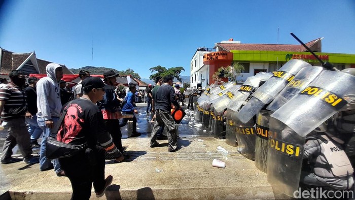 Simulasi Pengamanan Kerusuhan Pemilu 2024 di Sumedang