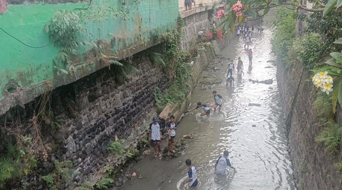 Siswa-siswi SMP Widya Sakti ketika membersihkan sungai di lingkungan Kelurahan Penatih, Denpasar, Bali, pada Rabu (13/9/2023).
