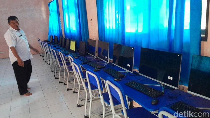 SMPN 2 Parigi meminjam komputer dari pemkab Pangandaran usai asetnya dijual guru yang kecanduan judi online.