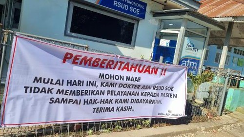 Spanduk putih yang berisi informasi dokter di RSUD Soe mogok kerja.