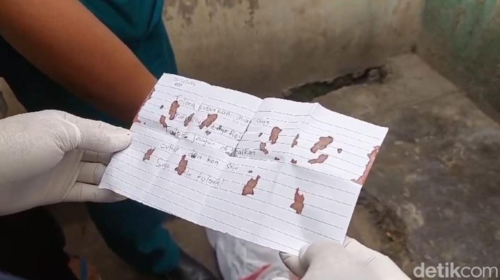 Surat wasiat yang ditemukan dalam kain kafan yang membungkus bayi di Kota Probolinggo