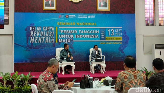 Susi Pudjiastuti saat mengisi seminar di Kemenko PMK