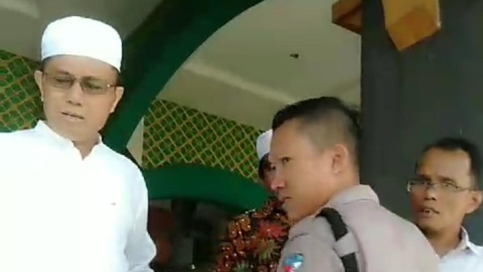 Tangkapan layar cekcok Rektor UIN Suska Riau dan dosen di masjid kampus. (Istimewa)