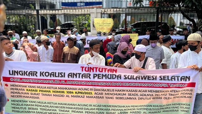 Terkait Sengketa Lahan Masjid, Massa Lontara Sulsel Geruduk MA Massa dari Lingkar Koalisi Antar Pemuda Sulawesi Selatan (Lontara Sulsel) berdemo di depan Gedung MA, Jakarta. Aksi ini terkait sengketa lahan masjid di Makassar.