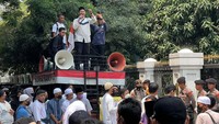 Mahkamah Agung tidak boleh kalah dengan mafia peradilan dan mafia tanah. Apalagi mafia-mafia yang ingin merampas rumah Tuhan, dalam bentuk masjid, terkhusus Masjid Al-Markaz yang telah berdiri puluhan tahun lamanya. Kenapa baru hari ini dipermasalahkan? Itu menurut kami tidaklah logis, ujar perwakilan masyarakat Makassar dari Lingkar Koalisi Antar Pemuda Sulawesi Selatan (Lontara Sulsel), Ibrahim Asnawi saat berunjuk rasa di depan Gedung MA, Jakarta, Rabu (13/9/2023). 