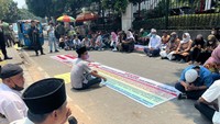 Massa dari Lingkar Koalisi Antar Pemuda Sulawesi Selatan (Lontara Sulsel) berdemo di depan Gedung MA, Jakarta, Rabu (13/9/2023). 